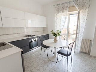 Appartamento in Vendita a Siracusa, zona Tunisi-Grottasanta, 190'000&euro;, 210 m²