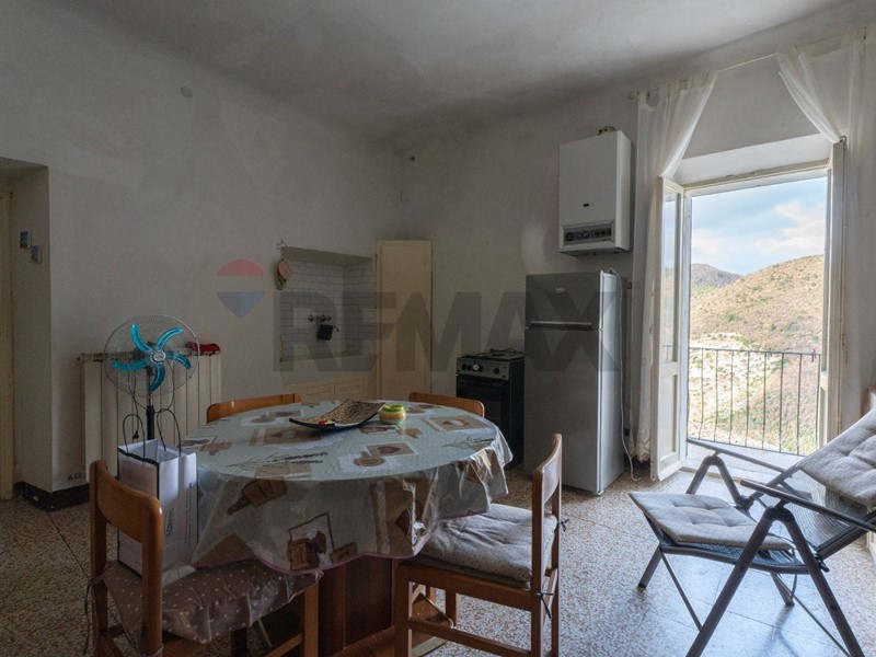 Appartamento in Vendita a Arcevia, 42'000&euro;, 96 m²