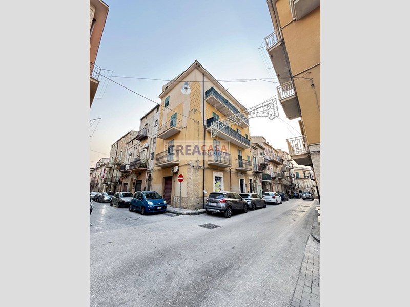 Appartamento in Vendita a Riesi, 60'000&euro;, 225 m²