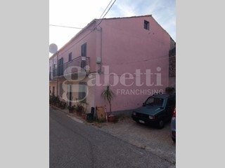 Trilocale in Vendita a Amaroni, 39'000&euro;, 103 m²