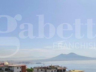 Appartamento in Vendita a Napoli, 155 m², con Box