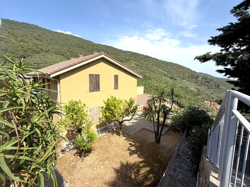 Trilocale in Vendita a Diano Arentino, zona Evigno, 120'000&euro;, 56 m², con Box