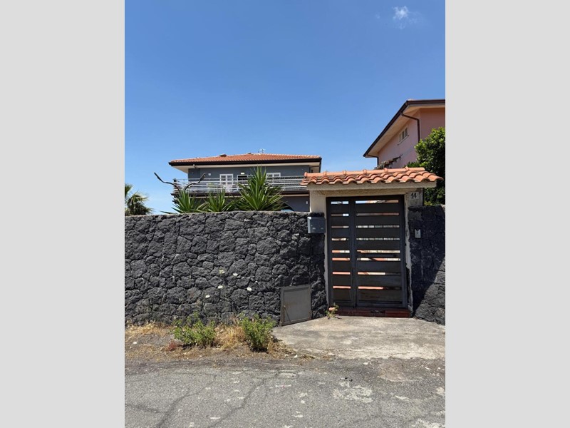 Appartamento in Vendita a Belpasso, 225'000&euro;, 178 m², con Box