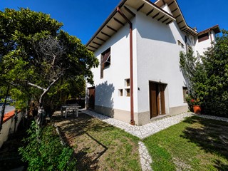 Appartamento in Vendita a Vicopisano, zona Uliveto Terme, 230'000&euro;, 140 m², con Box