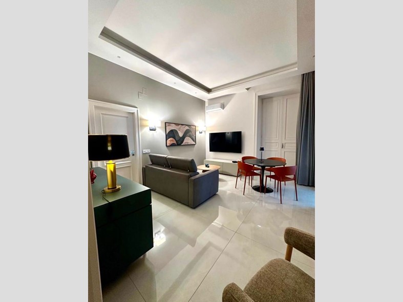 Trilocale in Affitto a Napoli, 3'000&euro;, 90 m², arredato