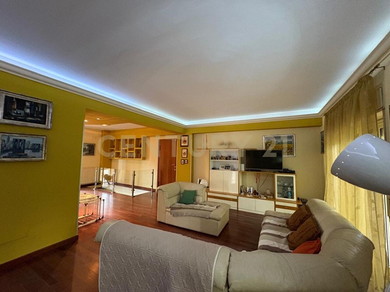 Quadrilocale in Vendita a Motta Sant'Anastasia, 285'000&euro;, 230 m², con Box
