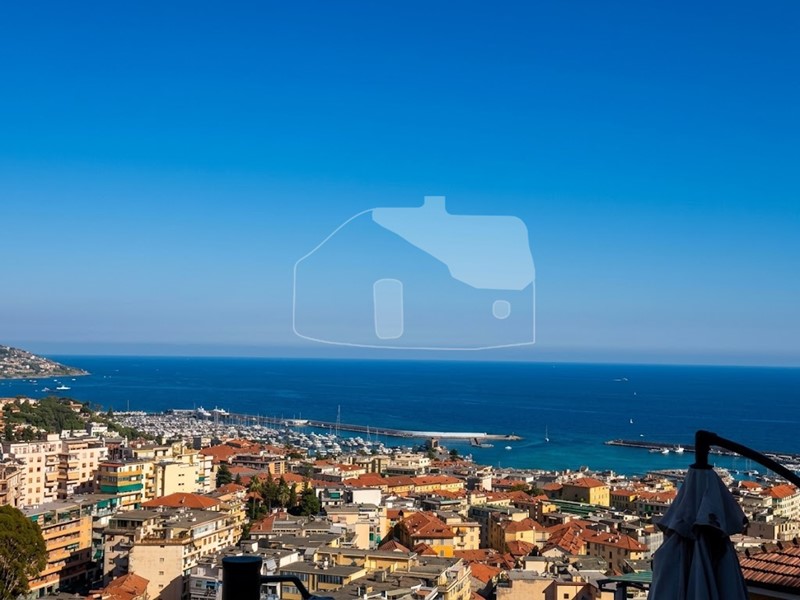 Trilocale in Vendita a Sanremo, 220'000&euro;, 80 m², con Box