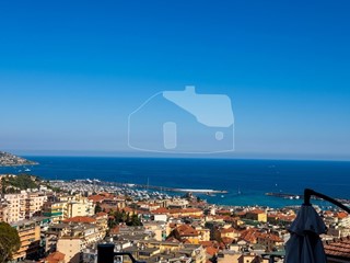 Trilocale in Vendita a Sanremo, 220'000&euro;, 80 m², con Box