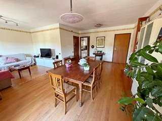 Appartamento in Vendita a Poggibonsi, 240'000&euro;, 115 m², con Box