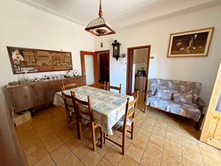 Trilocale in Vendita a Poggibonsi, 148'000&euro;, 86 m², con Box