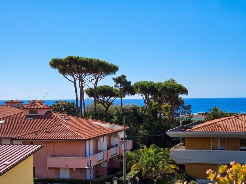 Appartamento in Vendita a Massa, zona Marina di Massa, 580'000&euro;, 135 m², arredato