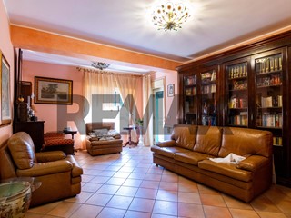 Quadrilocale in Affitto a Catania, 750&euro;, 140 m²