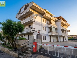 Appartamento in Vendita a Bellante, 85'000&euro;, 95 m²