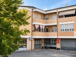 Appartamento in Vendita a Pontedera, 185'000&euro;, 144 m², con Box