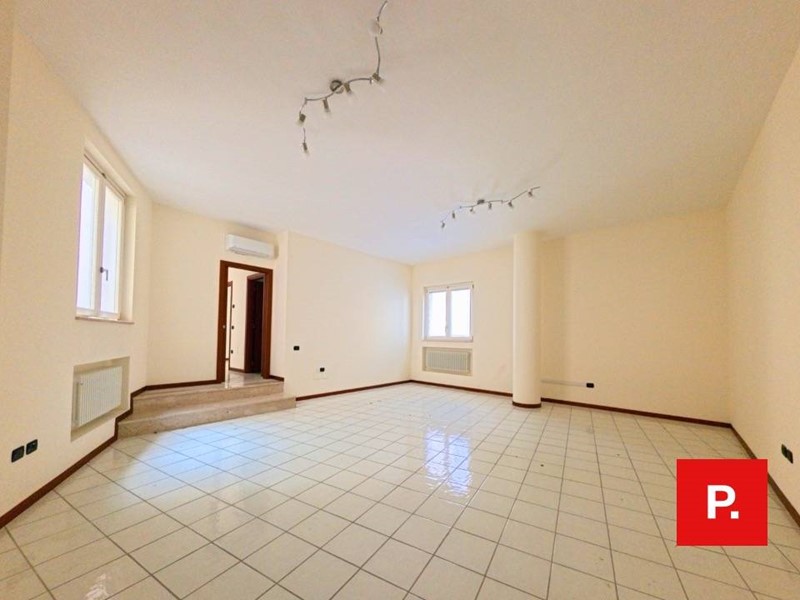 Quadrilocale in Affitto a Caserta, 1'200&euro;, 140 m²