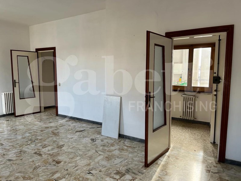 Quadrilocale in Vendita a Brindisi, 85'000&euro;, 151 m²