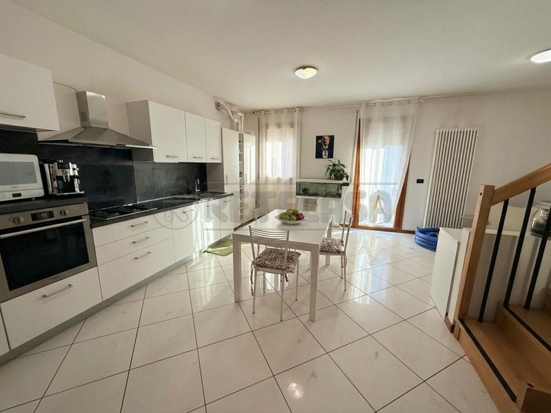 Appartamento in Vendita a Montecchio Maggiore, 220'000&euro;, 155 m², con Box