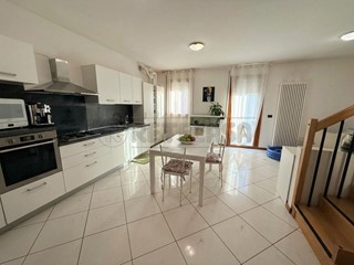 Appartamento in Vendita a Montecchio Maggiore, 220'000&euro;, 155 m², con Box