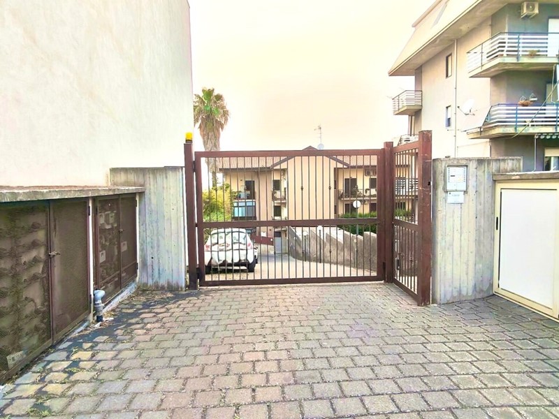 Trilocale in Vendita a Motta Sant'Anastasia, 118'000&euro;, 84 m², con Box