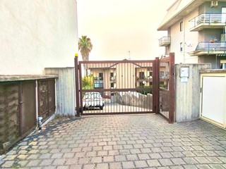 Trilocale in Vendita a Motta Sant'Anastasia, 118'000&euro;, 84 m², con Box