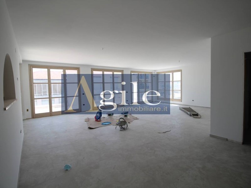 Appartamento in Vendita a Martinsicuro, 325'000&euro;, 196 m²