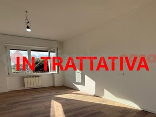 Trilocale in Vendita a Ceriano Laghetto, 135'000&euro;, 64 m², con Box
