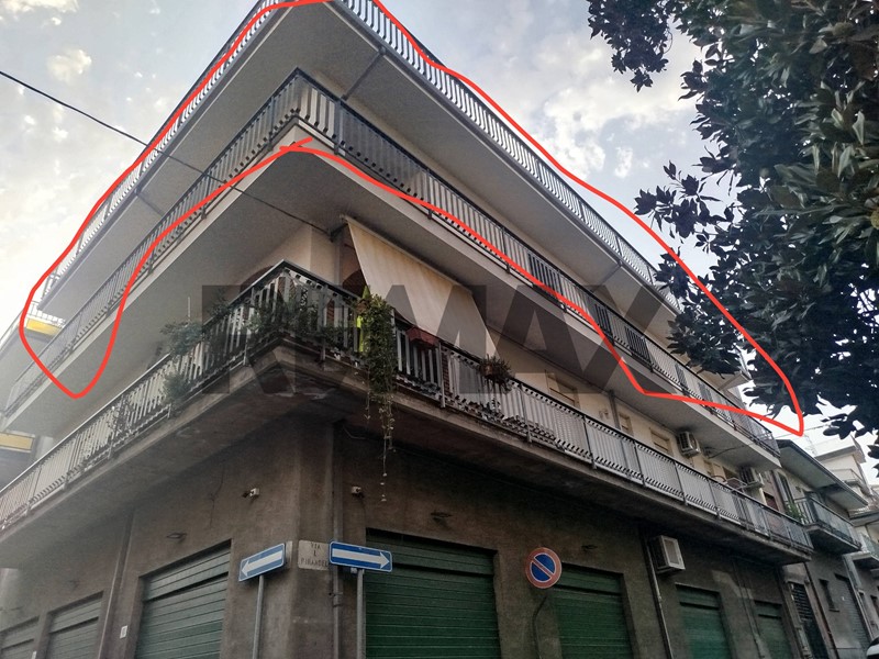 Appartamento in Vendita a Paternò, 60'000&euro;, 219 m²