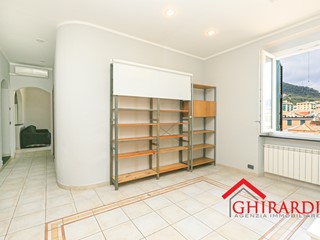 Appartamento in Affitto a Genova, zona Sestri Ponente, 900&euro;, 102 m², arredato