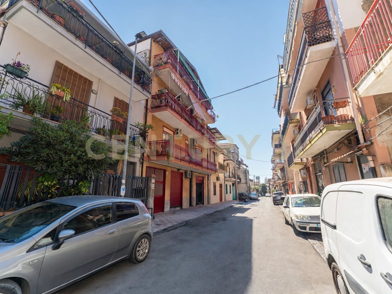Appartamento in Vendita a Catania, 89'000&euro;, 105 m², con Box