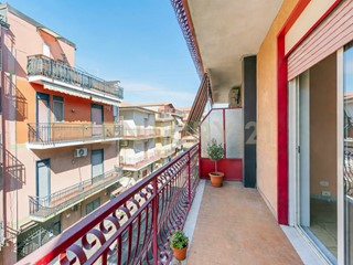Appartamento in Vendita a Catania, 89'000&euro;, 109 m², con Box