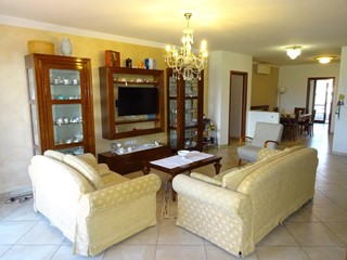 Attico in Vendita a Agliana, zona San Piero Agliana, 420'000&euro;, 200 m², con Box