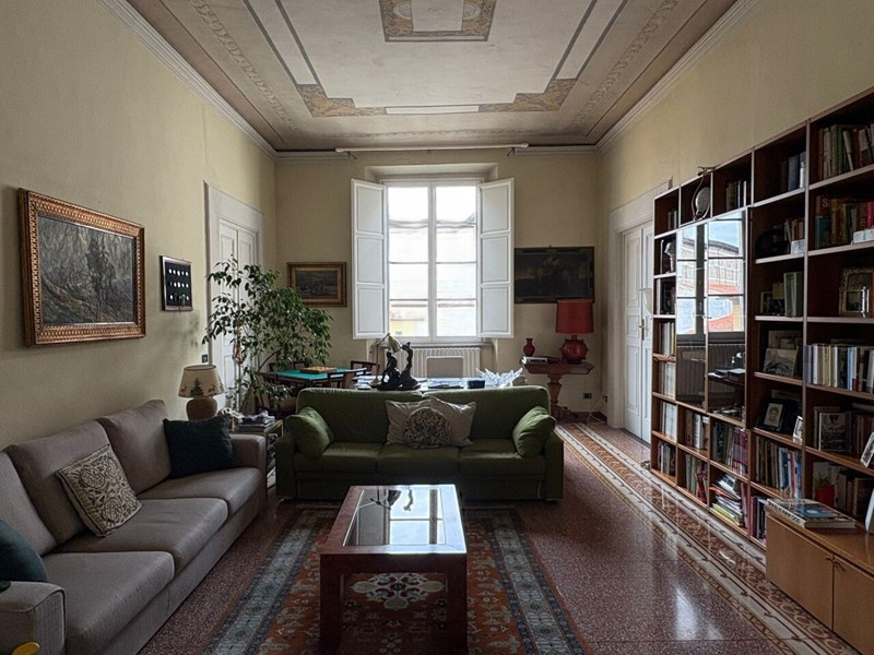 Appartamento in Affitto a Lucca, zona Centro Storico, 2'500&euro;, 140 m², arredato