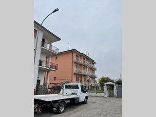 Appartamento in Vendita a Pogliano Milanese, 108'000&euro;, 94 m², con Box