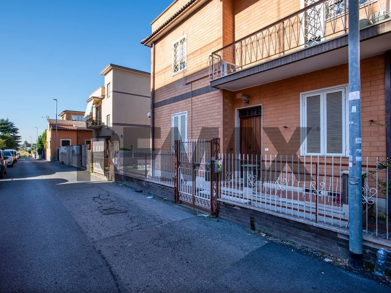 Trilocale in Vendita a Roma, 245'000&euro;, 80 m²