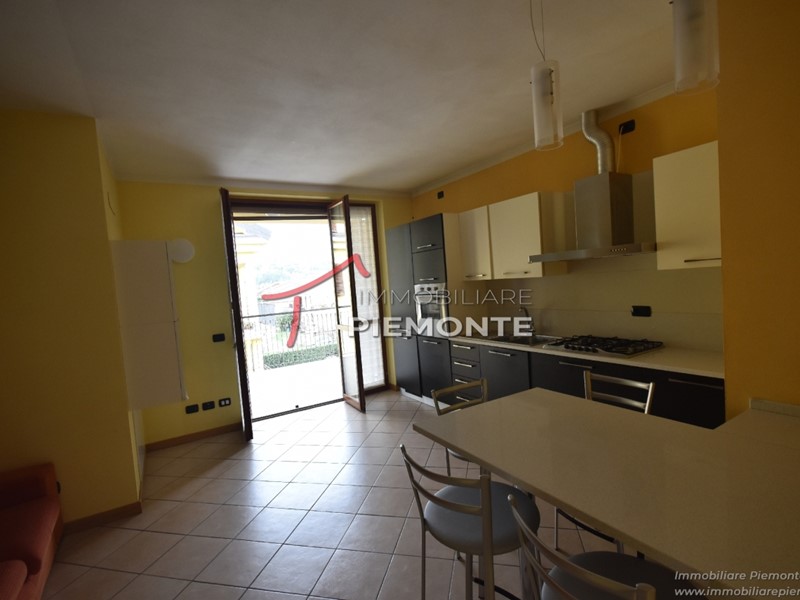 Trilocale in Vendita a Borgomanero, 150'000&euro;, 90 m², arredato, con Box