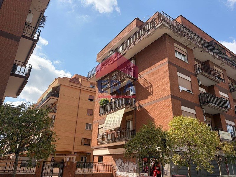 Trilocale in Vendita a Pomezia, 145'000&euro;, 91 m²