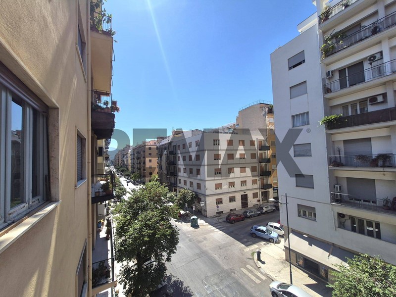 Appartamento in Affitto a Palermo, 1'250&euro;, 199 m²