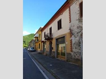 Appartamento in Vendita a Coreglia Antelminelli, zona Calavorno, 36'653&euro;, 197 m²