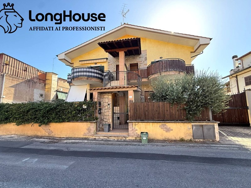 Trilocale in Vendita a Guidonia Montecelio, 160'000&euro;, 80 m²