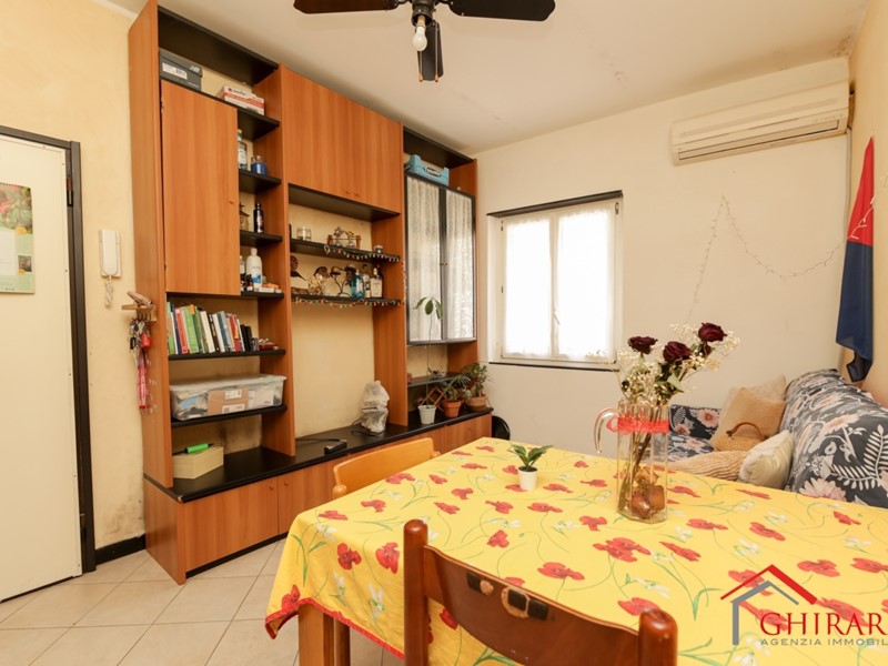 Appartamento in Vendita a Genova, zona Sestri Ponente, 66'000&euro;, 53 m², arredato