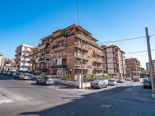 Appartamento in Vendita a Catania, 135'000&euro;, 100 m²