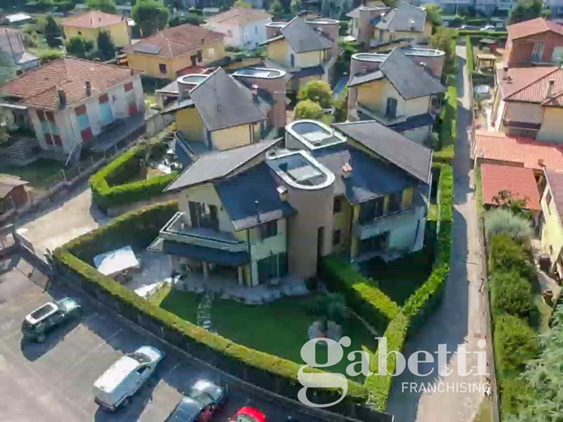 Villa bifamiliare in Vendita a Gallarate, 520'000&euro;, 217 m², con Box