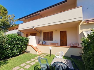 Trilocale in Vendita a Massa, zona Ronchi, 270'000&euro;, 70 m², con Box