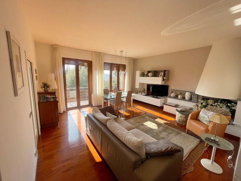 Appartamento in Vendita a Poggibonsi, 410'000&euro;, 150 m², con Box