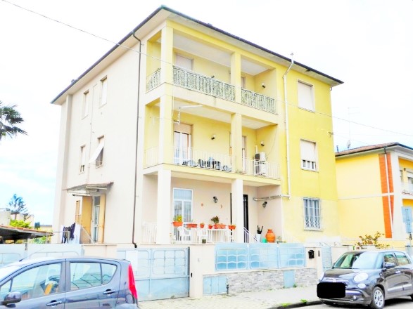 Appartamento in Vendita a Pontedera, 105'000&euro;, 164 m², con Box
