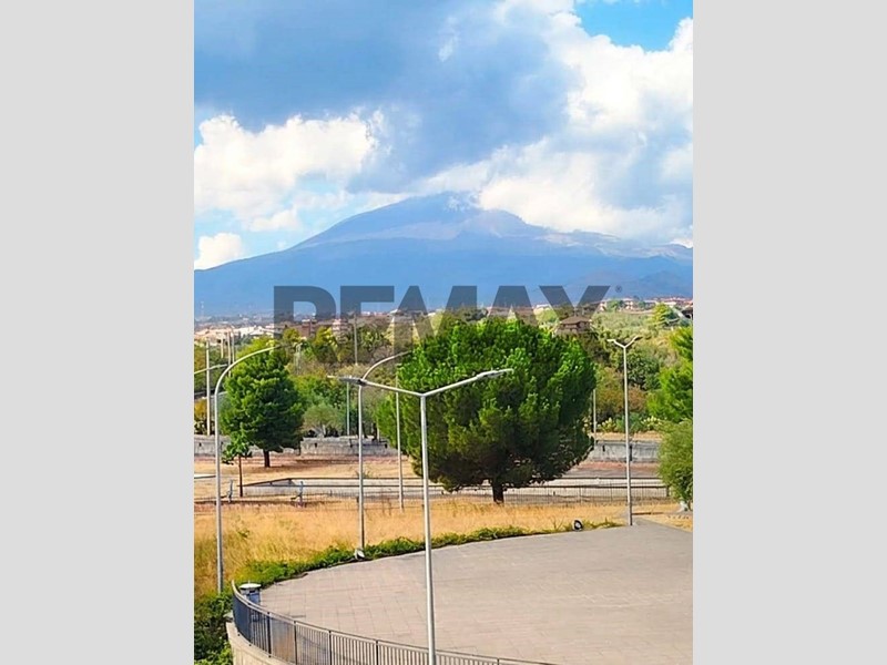 Appartamento in Vendita a Camporotondo Etneo, 80'000&euro;, 120 m²