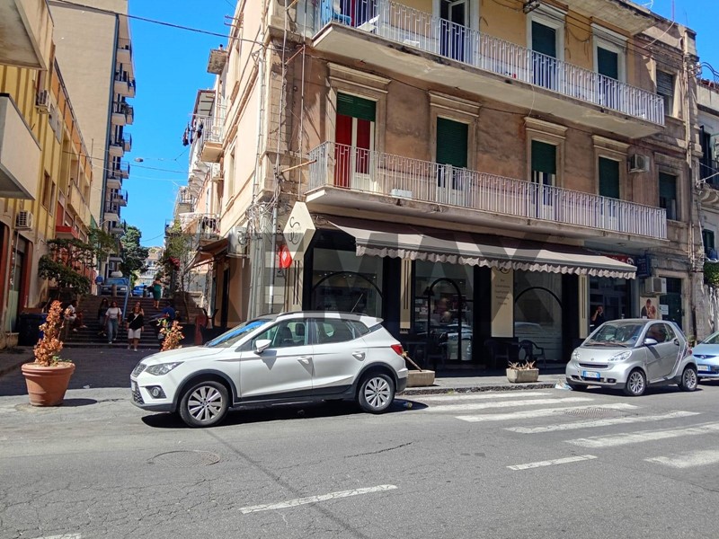 Appartamento in Vendita a Catania, 250'000&euro;, 180 m²