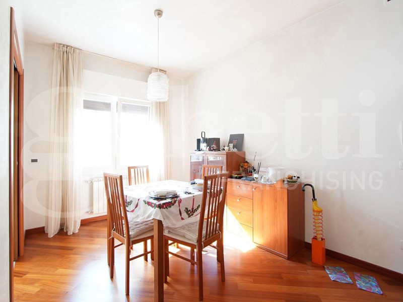 Trilocale in Vendita a Venezia, 180'000&euro;, 70 m², con Box