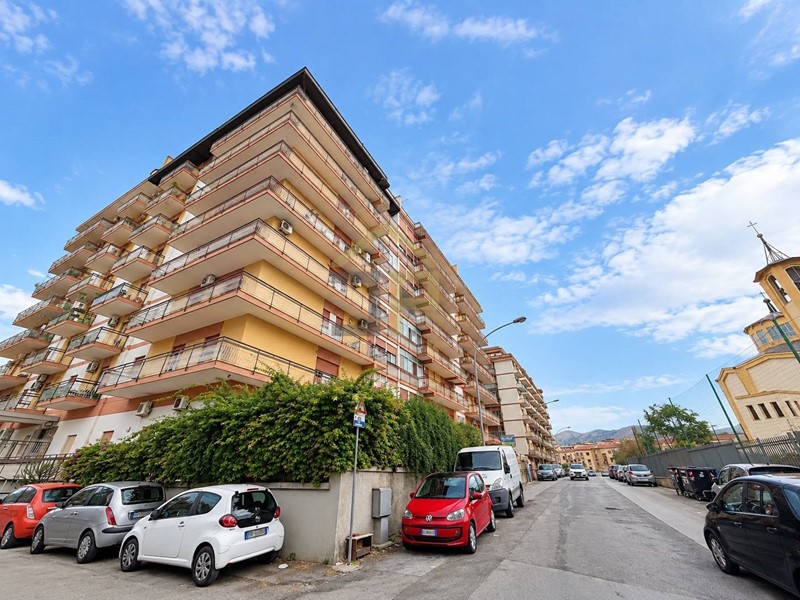 Appartamento in Vendita a Palermo, 168'000&euro;, 145 m²