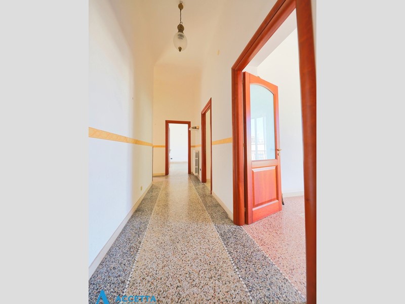 Quadrilocale in Vendita a Taranto, zona Tre Carrare - Battisti, 48'000&euro;, 124 m²